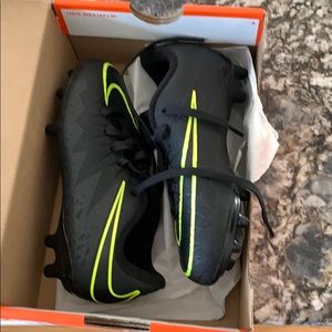 Kids Nike soccer cleats. Size 11